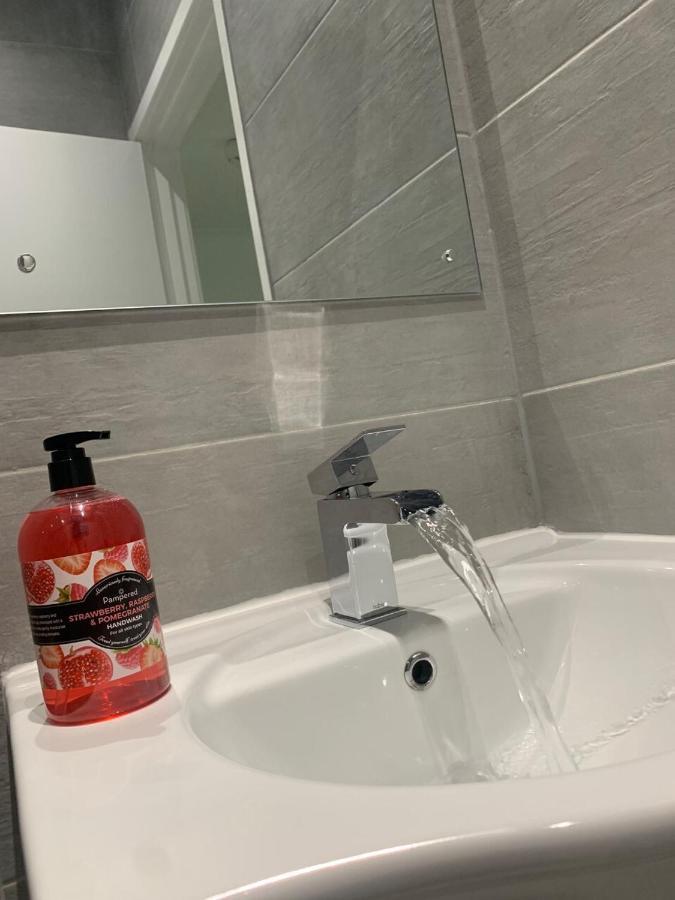 Ak Serviced Apartments - Exclusive Two-Bedroom Apartment 卡迪夫 外观 照片